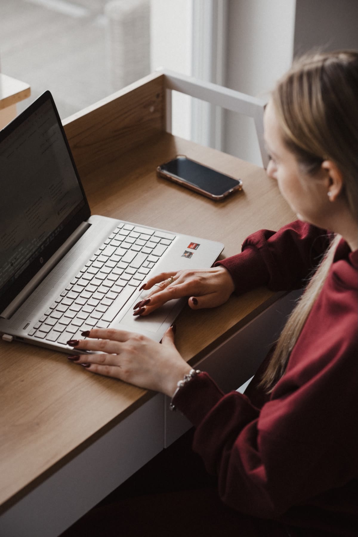 Adrianna Wałaszewska pracująca przy laptopie
